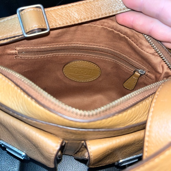 FOSSIL ~ Riley Top Zip Leather Crossbody in Camel - Picture 2 of 5